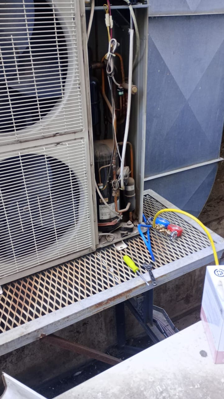 Mantenimiento y reparación Split piso techo – Trabajo de climatización en Empresa Coop. de Viviendas, Córdoba por Docta Climatización