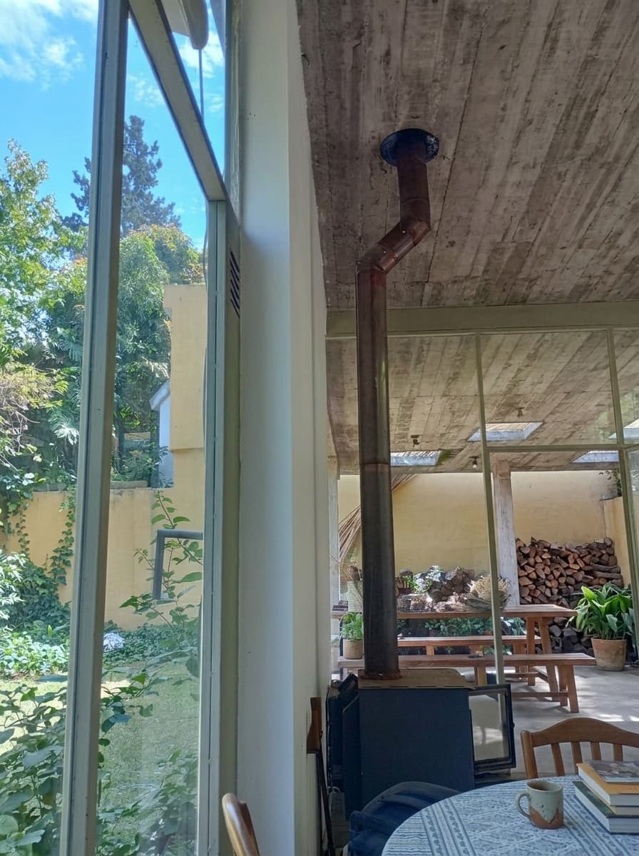 Reinstalación Estufa a leña Niser E450 – Trabajo de climatización en Villa Belgrano por Docta Climatización